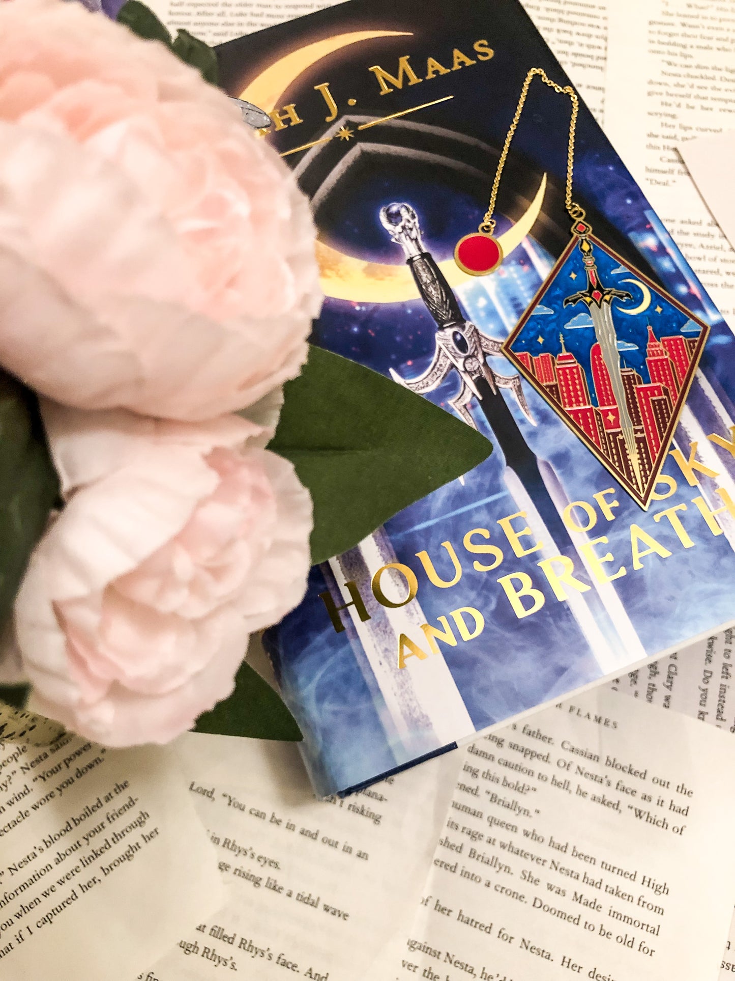 BUNDLE LIMITED EDITION Sarah J. Maas - Enamel Plated Silver and Gold Metal Bookmark with Chain and Pendant (Licensed)